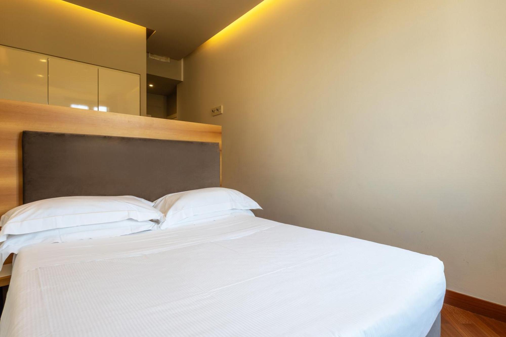 Quarto Duplo com 1 Cama de Casal Pequena
